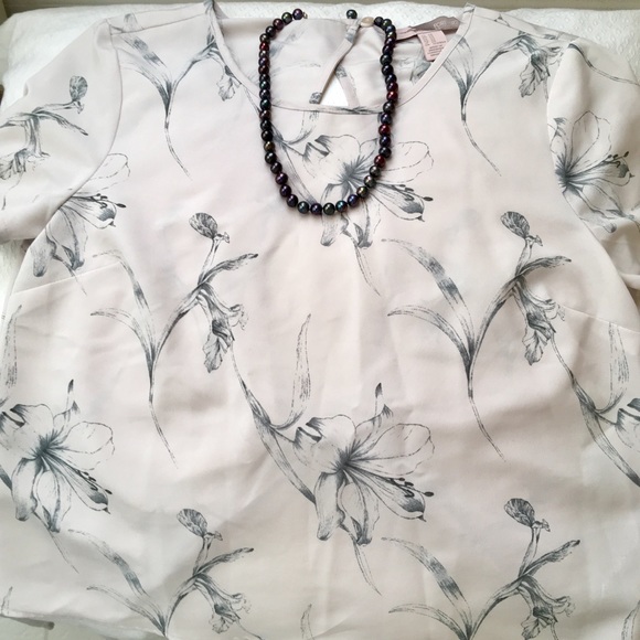 Flirty floral Forever 21 blouse!!🌹- SALE!!💋 - Picture 6 of 7